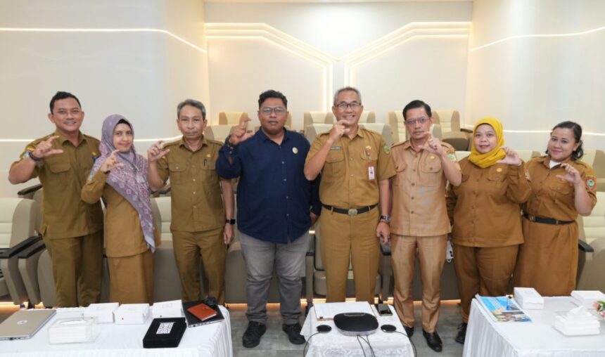Foto bersama setelah kegiatan keterbukaan informasi publik secara daring dari Command Center Kantor Wali Kota Palangka Raya (Foto : Ist)
