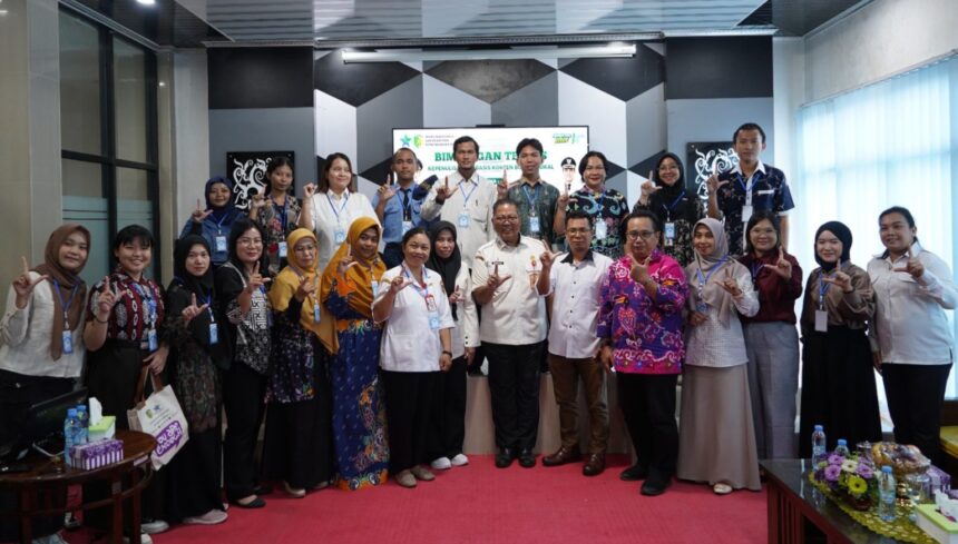 Foto bersma saat kegiatan Bimtek kepenulisan berbasis konten budaya lokal di Aula Kasanang Atei, Kantor Dispursip Kota Palangka Raya (Foto : Ist)