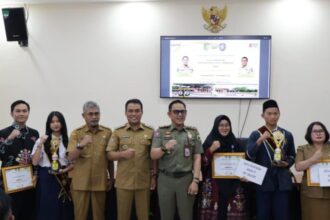 Foto bersama setelah pengukuhan sekaligus menyerahkan hadiah kepada pemenang lomba Duta Trantibum tingkat SMP/MTs di Aula Mako Satpol PP Kota Palangka Raya (Foto : Ist)