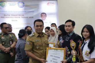 Wakil Wali Kota Palangka Raya, Achmad Zaini saat menyerahkan secara simbolis hadiah kepada pemenang lomba di Aula Mako Satpol PP Kota Palangka Raya (Foto : Ist)