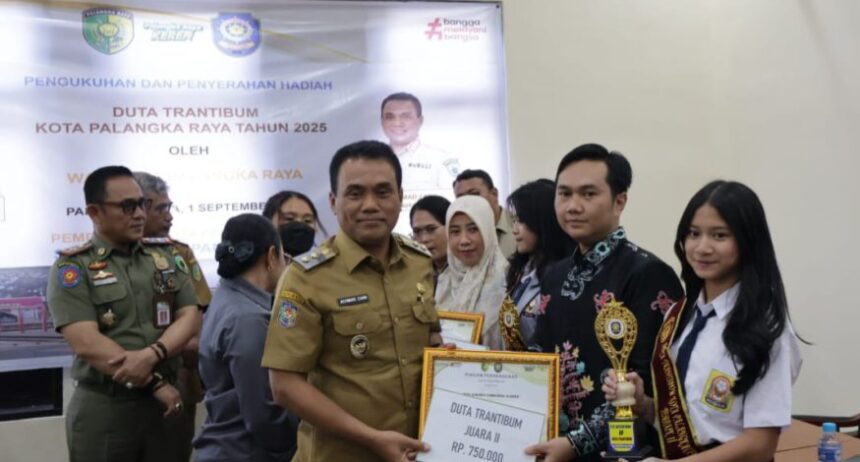 Wakil Wali Kota Palangka Raya, Achmad Zaini saat menyerahkan secara simbolis hadiah kepada pemenang lomba di Aula Mako Satpol PP Kota Palangka Raya (Foto : Ist)