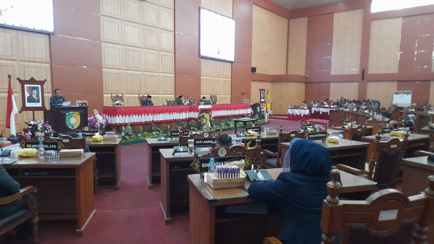 Rapat paripurna ke-3 masa persidangan I tahun sidang 2025/2026 di DPRD Palangka Raya (Foto : Pri)