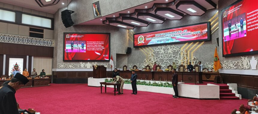 Penandatanganan berita acara pengesahan Raperda perubahan APBD Tahun 2025 di ruang rapat paripurna DPRD Kalteng (Foto : Pri)