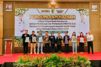 Penyerahan penghargaan kepada wajib pajak teladan di Ballroom Hotel Aquarius Palangka Raya (Foto : Dri)