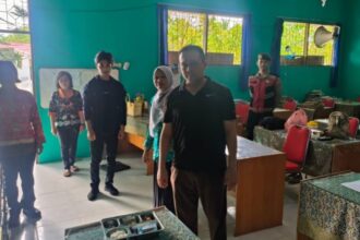Anggota DPRD Kota Palangka Raya, Khemal Nasery, saat meninjau pelaksanaan program MBG di SDN 3 Bukit Tunggal (Foto : Ist)