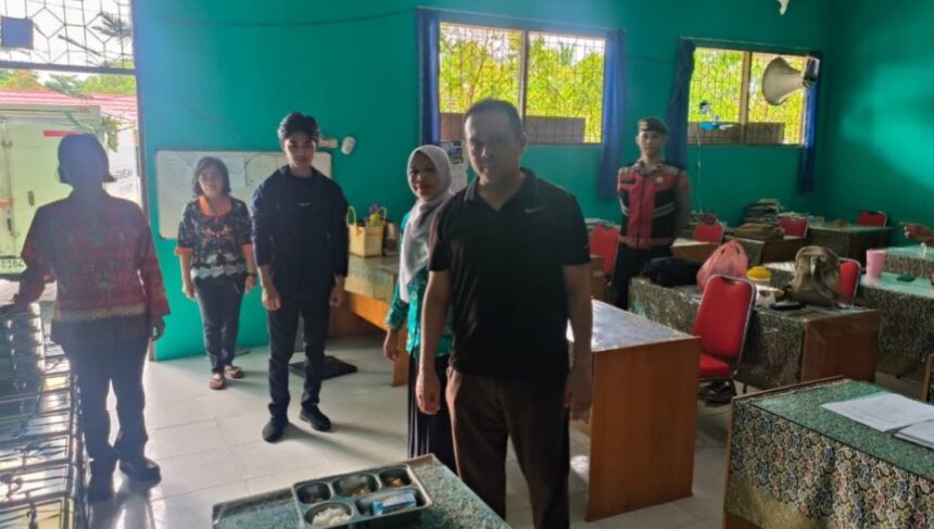 Anggota DPRD Kota Palangka Raya, Khemal Nasery, saat meninjau pelaksanaan program MBG di SDN 3 Bukit Tunggal (Foto : Ist)