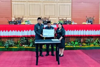 Foto bersama dalam Rapat Paripurna ke-8 Masa Persidangan I Tahun Sidang 2025/2026 di ruang utama DPRD Palangka Raya (Foto : Wiyandri)
