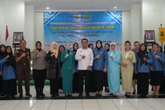 Foto bersama setelah pengukuhan pengurus GOW Masa Bakti 2023-2028 di Aula Palampang Tarung, Kantor Wali Kota Palangka Raya (Foto : Ist)