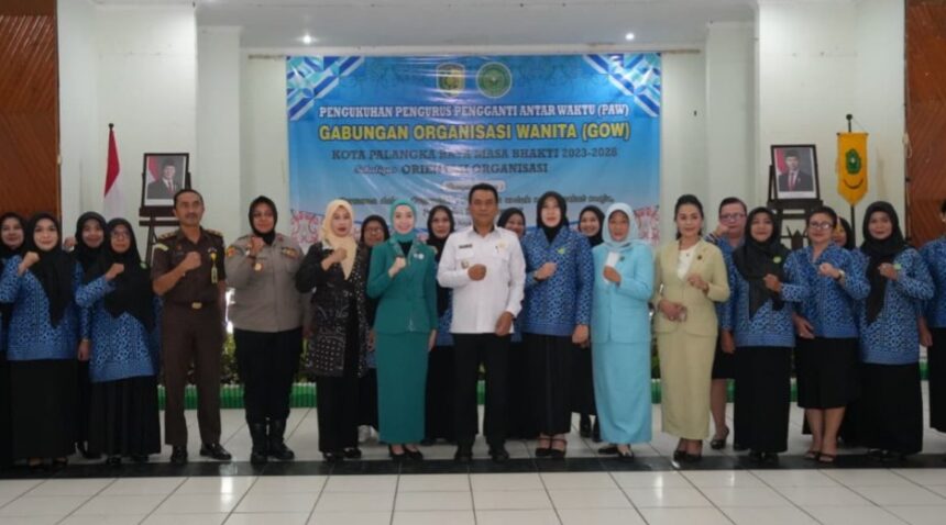 Foto bersama setelah pengukuhan pengurus GOW Masa Bakti 2023-2028 di Aula Palampang Tarung, Kantor Wali Kota Palangka Raya (Foto : Ist)