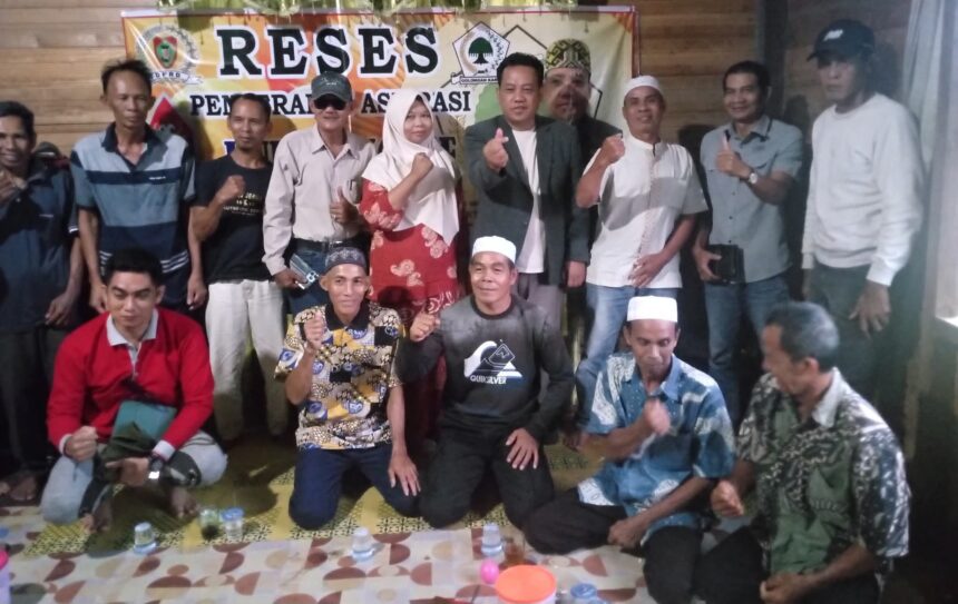 Anggota Komisi I DPRD Kalteng, Purdiono saat melaksanakan reses di Bartim (Foto : Ist)