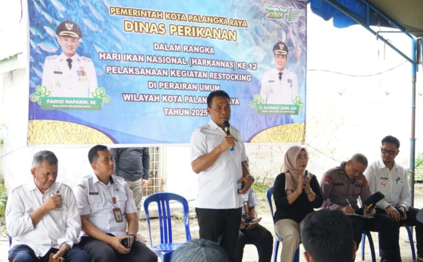 Wakil Wali Kota Palangka Raya, Achmad Zaini saat menghadiri restocking benih ikan lokal di Danau Rigei, Kelurahan Tumbang Tahai, Kota Palangka Raya (Foto : Ist)