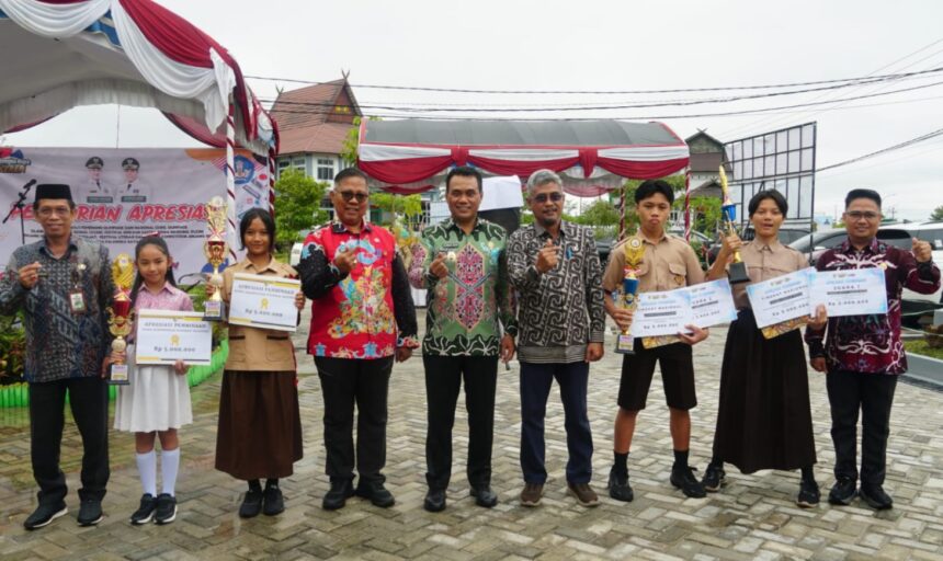 Wakil Wali Kota Palangka Raya, Achmad Zaini saat foto bersama setelah penyerahan apresiasi siswa berprestasi jenjang SD/MI dan SMP/MTs tingkat Kota Tahun 2025 di halaman Dinas Pendidikan Kota Palangka Raya (Foto : Ist)