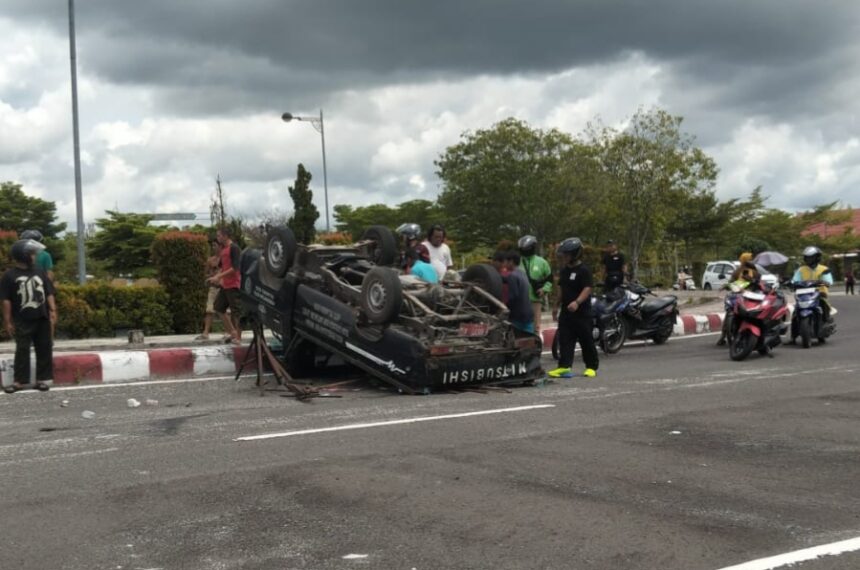 Sebuah mobil pick up berwarna hitam dengan nomor polisi KH 8677 AW mengalami kecelakaan tunggal di Bundaran Seth Adji, Palangka Raya (Foto : Ist)