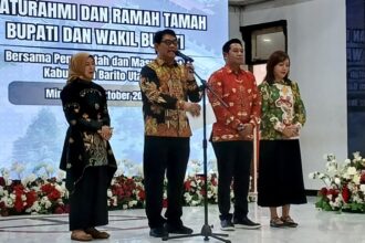 Bupati Barito Utara, Shalahudin didampingi isteri dan Wakil Bupati Felix SY Tingan didampingi isteri saat memberikan sambutan (Foto : Ist)