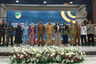 Bupati Barito Utara, Shalahuddin didampingi isteri bersama Wakil Bupati Felix Sonadie Y Tingan dan isteri, Ketua DPRD Barito Utara dan unsur FKPD saat foto bersama (Foto : Ist)