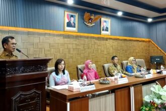 Kepala Dinas Dalduk KB dan P3A Barito Utara, Silas Patiung menyampaikan laporan kegiatan (Foto : Ist)