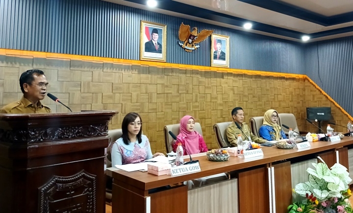 Kepala Dinas Dalduk KB dan P3A Barito Utara, Silas Patiung menyampaikan laporan kegiatan (Foto : Ist)