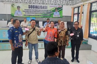 Disdukcapil Barito Utara Barito Utara melaksanakan kegiatan sosialisasi prosedur dan persyaratan penerbitan pokumen pelayanan pendaftaran penduduk di Aula Kecamatan Teweh Baru (Foto : Ist)