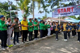 Wakil Bupati Barito Utara, Felix Sonadie Y Tingan saat melepas kegiatan lomba gerak jalan dalam rangka HUT PGRI ke 80 dan HGN tahun 2025 (Foto : Ist)