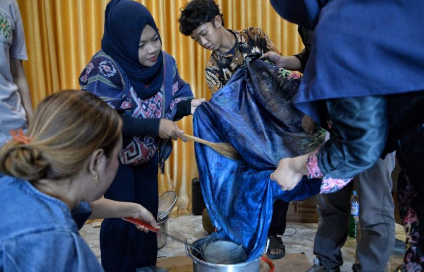Pelatihan membatik motif Dayak dan pembuatan kerajinan Lilis Lamiang (Foto : Ist)