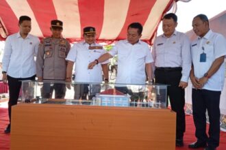 Bupati Kapuas, Muhammad Wiyatno, melihat maket rencana pembangunan MPP di Kabupaten Kapuas (Foto : Ist)