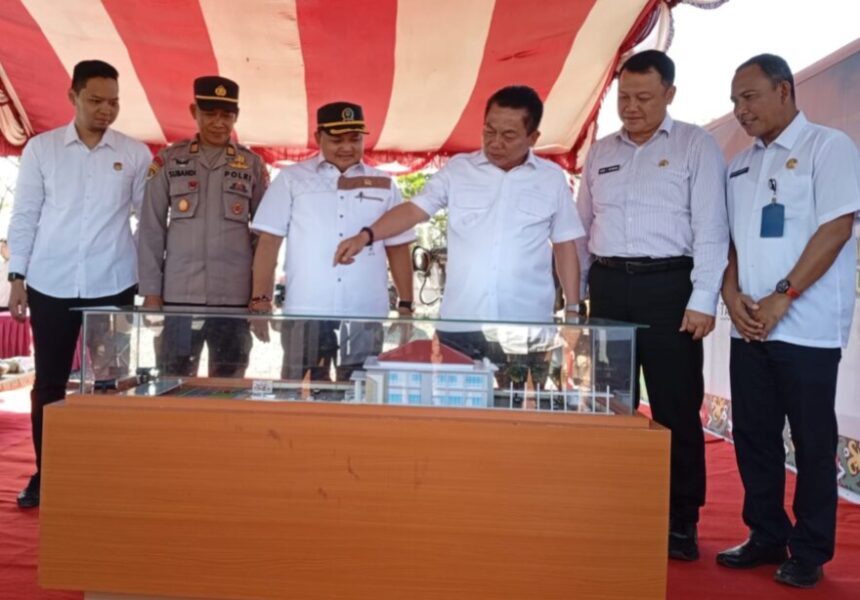 Bupati Kapuas, Muhammad Wiyatno, melihat maket rencana pembangunan MPP di Kabupaten Kapuas (Foto : Ist)