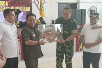 Bupati Kapuas, Muhammad Wiyatno, memberikan cendramata kepada Pangdam XII/ TPR Mayor Jenderal TNI Jamallulael, dalam kunker ke Kuala Kapuas (Foto : Ist)