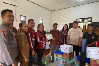 Bupati Kapuas, Wiyatno saat menyerahkan bantuan untuk korban terdampak kebakaran (Foto : Ist)