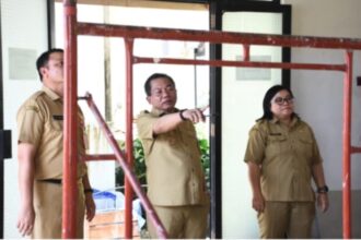Bupati Kapuas, Muhammad Wiyatno didampingi Sekda Kapuas Usis I Sangkai, meninjau salah satu ruang Dinas PUPR Kabupaten Kapuas, yang sedang dilakukan rehab (Foto : Ist)