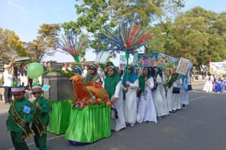 Ratusan peserta pawai Muharram mengenakan pakaian bernuansa islami di Kota Kuala Kapuas (Foto : Nopri)