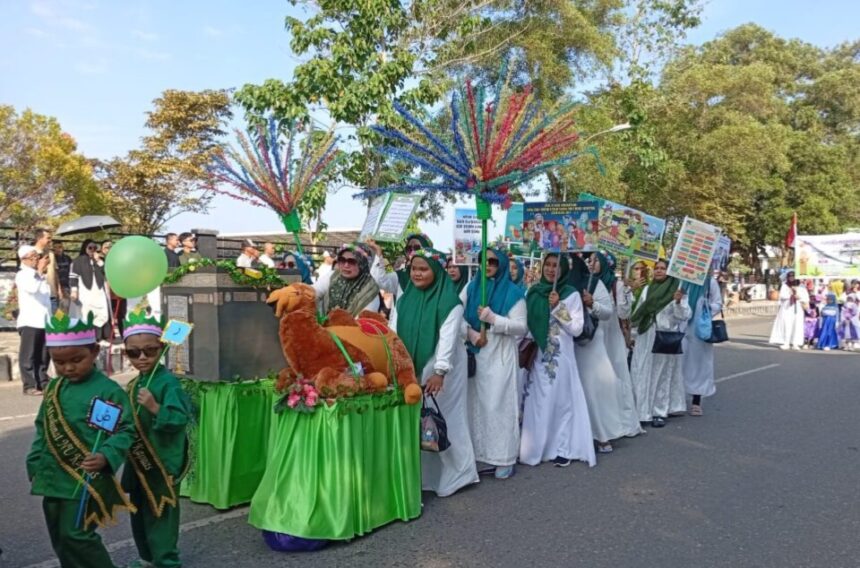 Ratusan peserta pawai Muharram mengenakan pakaian bernuansa islami di Kota Kuala Kapuas (Foto : Nopri)
