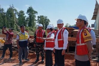 Bupati Kapuas, Wiyatno didampingi Sekda Kapuas, meninjau pelaksanaan pemancangan tiang pembangunan gedung aula Kantor Bupati Kapuas (Foto : Ist)