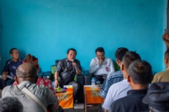 Bupati Kapuas Wiyatno saat melakukan kunjungan kerja dan berdiskusi bersama para kepala desa dan lurah (Foto : Ist)