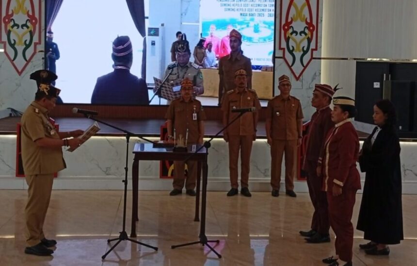 Bupati Kapuas, Muhammad Wiyatno, ketika melantik Damang Kepala Adat Kecamatan Tamban Catur dan Kapuas Hilir (Foto : Ist)