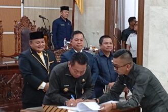Bupati Kapuas, Muhammad Wiyatno, tandatangani persetujuan bersama terhadap Raperda pemekaran Kecamatan Mantangai dan pembentukan dua kecamatan baru, serta KUA-PPAS APBD-P tahun 2025 (Foto : Ist)