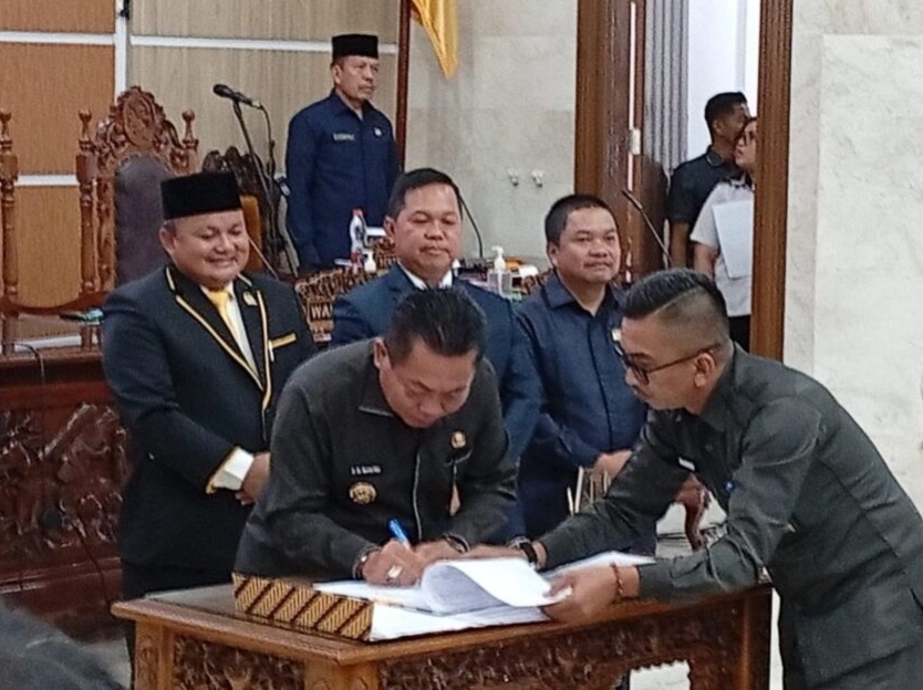Bupati Kapuas, Muhammad Wiyatno, tandatangani persetujuan bersama terhadap Raperda pemekaran Kecamatan Mantangai dan pembentukan dua kecamatan baru, serta KUA-PPAS APBD-P tahun 2025 (Foto : Ist)