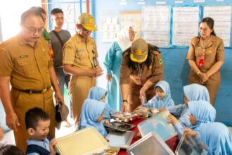 Asisten Perekonomian dan Pembangunan Setda Kapuas, Vitrianson, saat melakukan peninjauan langsung ke beberapa sekolah (Foto : Ist)
