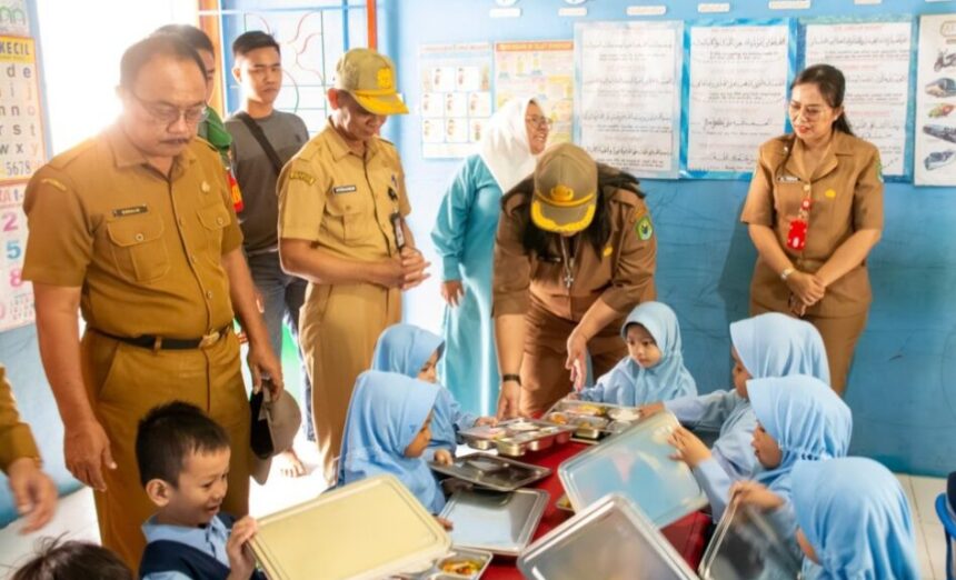 Asisten Perekonomian dan Pembangunan Setda Kapuas, Vitrianson, saat melakukan peninjauan langsung ke beberapa sekolah (Foto : Ist)