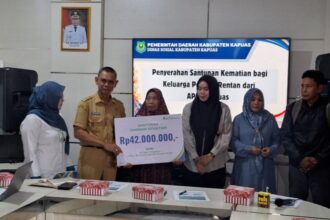 Pemkab Kapuas menyerahkan santunan kematian kepada enam ahli waris pekerja rentan di Kabupaten Kapuas (Foto : Ist)