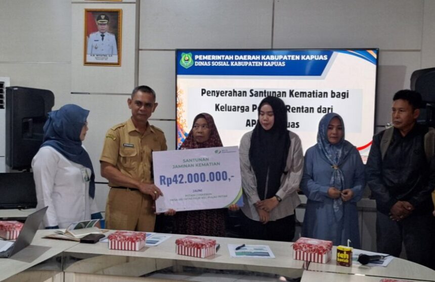 Pemkab Kapuas menyerahkan santunan kematian kepada enam ahli waris pekerja rentan di Kabupaten Kapuas (Foto : Ist)