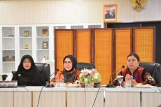Ketua TP PKK Kabupaten Kapuas, Siti Saniah Wiyatno, memimpin rapat koordinasi persiapan Jambore Kader PKK dengan TP PKK se-Kabupaten Kapuas secara virtual (Foto : Ist)