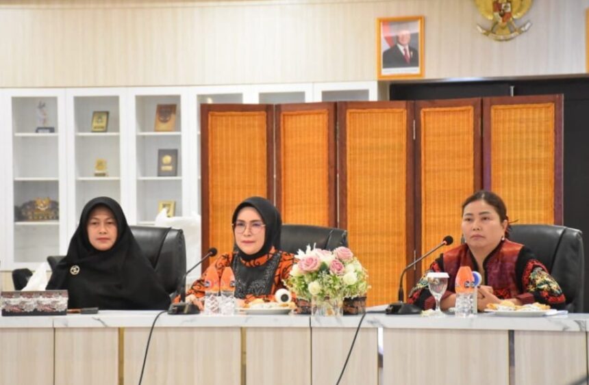 Ketua TP PKK Kabupaten Kapuas, Siti Saniah Wiyatno, memimpin rapat koordinasi persiapan Jambore Kader PKK dengan TP PKK se-Kabupaten Kapuas secara virtual (Foto : Ist)