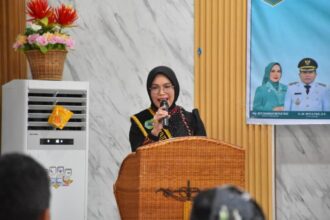 Bunda Literasi Kabupaten Kapuas, Siti Saniah Wiyatno, memberikan sambutan pada pembukaan Pemilihan Duta Baca Tingkat SMA/SMK/MA di Kuala Kapuas (Foto : Ist)