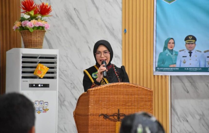 Bunda Literasi Kabupaten Kapuas, Siti Saniah Wiyatno, memberikan sambutan pada pembukaan Pemilihan Duta Baca Tingkat SMA/SMK/MA di Kuala Kapuas (Foto : Ist)