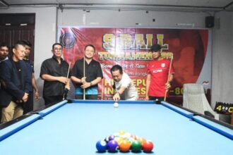 Bupati Kapuas, Muhammad Wiyatno, menyodok bola biliar saat pembukaan Turnamen Biliar Born to Be a New Champions (Foto : Ist)