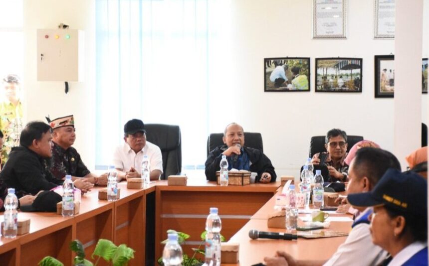 Pertemuan membahas sinergi pembangunan infrastruktur, khususnya penanganan jalan, irigasi, serta dukungan BWS bagi wilayah Kabupaten Kapuas (Foto : Ist)