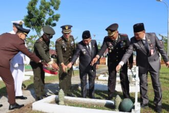 Bupati Kapuas, Muhammad Wiyatno, beserta jajaran, melakukan tabur bunga di Taman makam Pahlawan Kencana Kapuas (Foto : Ist)