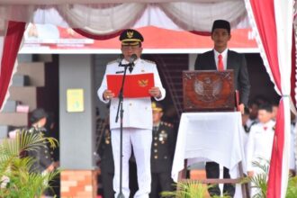 Bupati Kapuas Muhammad Wiyatno, selaku Inspektur Upacara pada peringatan HUT ke-80 Kemerdekaan RI di Stadion Sepak Bola Panunjung Tarung Kuala Kapuas (Foto : Ist)