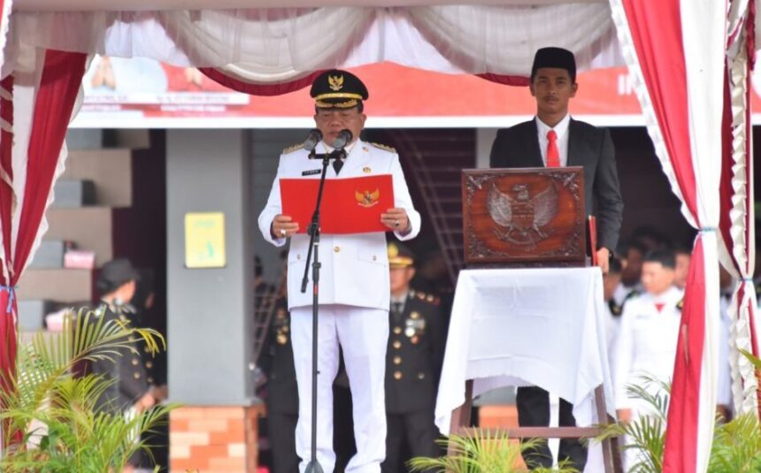 Bupati Kapuas Muhammad Wiyatno, selaku Inspektur Upacara pada peringatan HUT ke-80 Kemerdekaan RI di Stadion Sepak Bola Panunjung Tarung Kuala Kapuas (Foto : Ist)