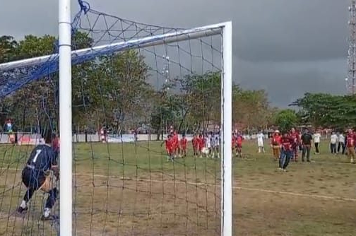 Bupati Kapuas, Muhmmad Wiyatno tendang bola tanda dimulainya Piala Soeratin U-17 Provinsi Kalteng, di lapangan Sepakbola Panunjung Tarung Kuala Kapuas (Foto : Ist)